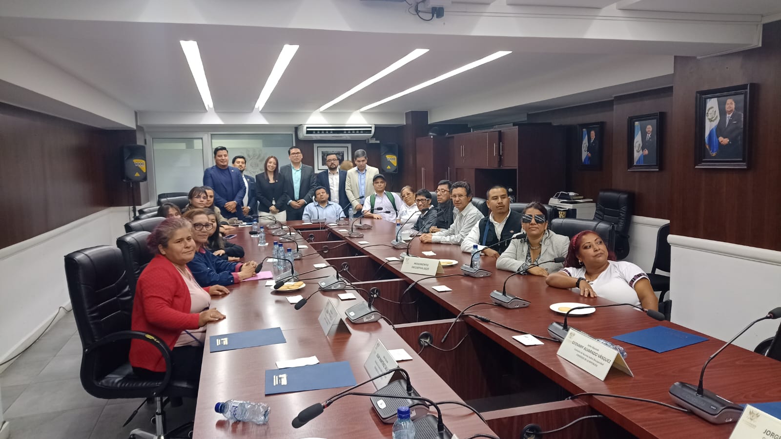 Organizaciones de personas con discapacidad dialogando con la Comisión del Congreso