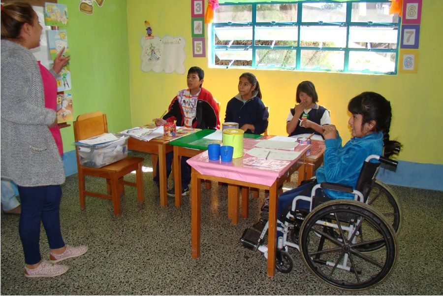 Foto de niña estudiante con discpacaidad